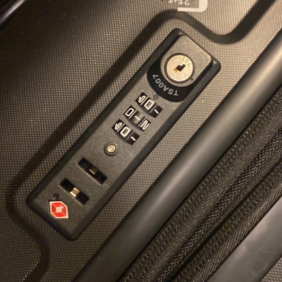 SAMSONITE OUTLINE PRO MEDIUM SPINNER
27” x 18.7” x 12.5” - Picture 9 of 10